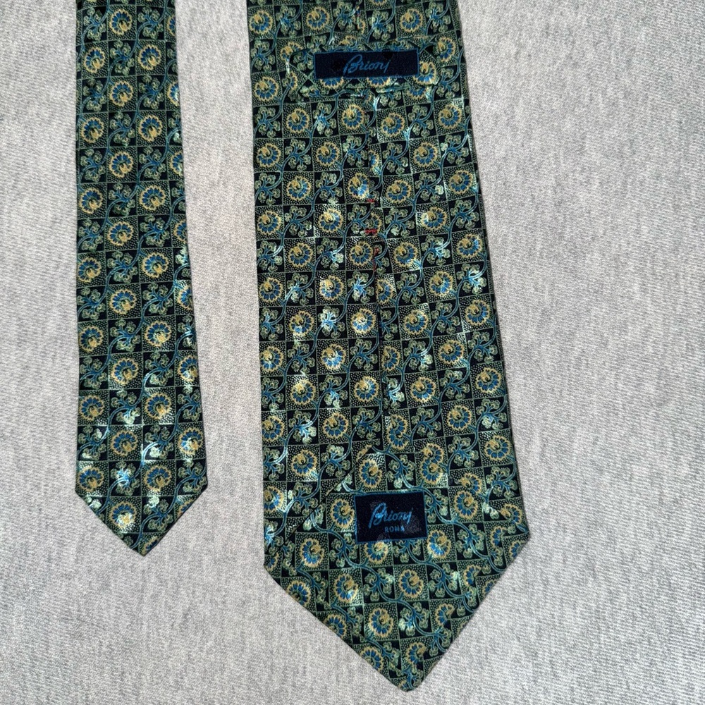 Brioni Green Silk Tie with Intricate Pattern